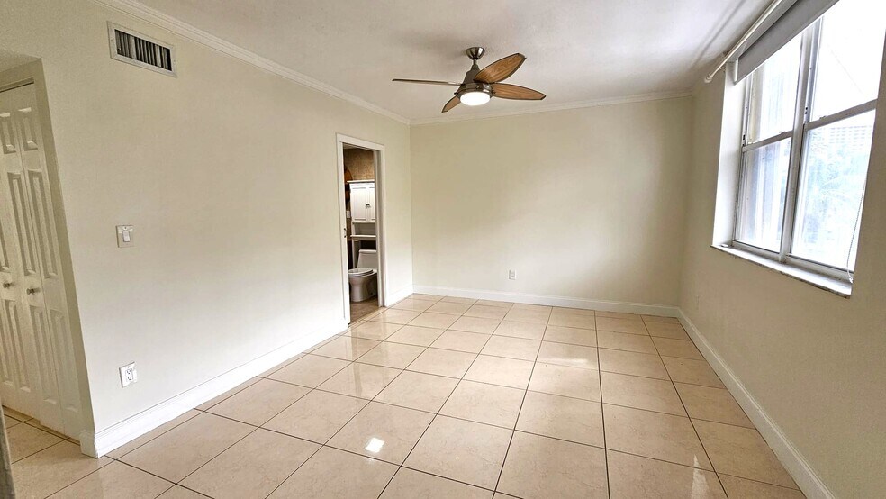 Building Photo - 3745 NE 171st St