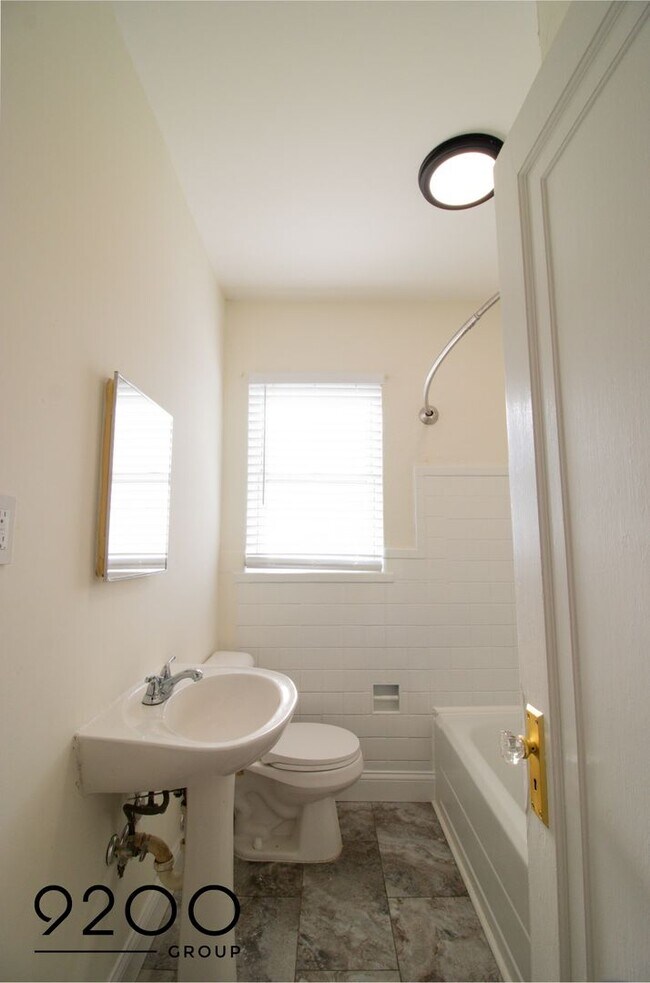 Building Photo - 1 Bed / 1 Bath- NEWLY RENOVATED APARTMENT ...