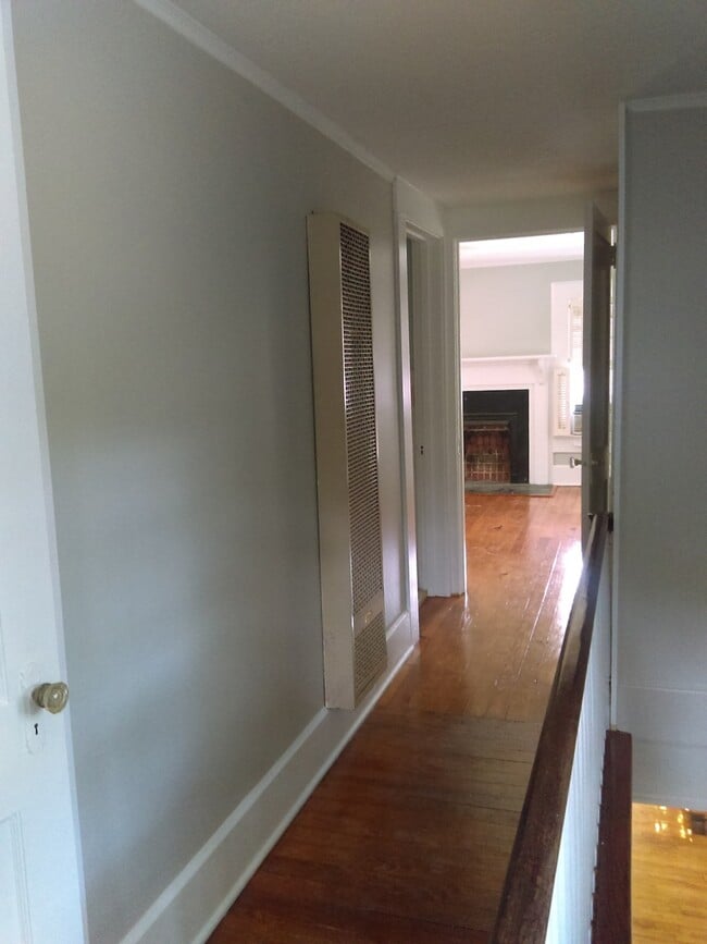 Building Photo - Spacious Two Story Home