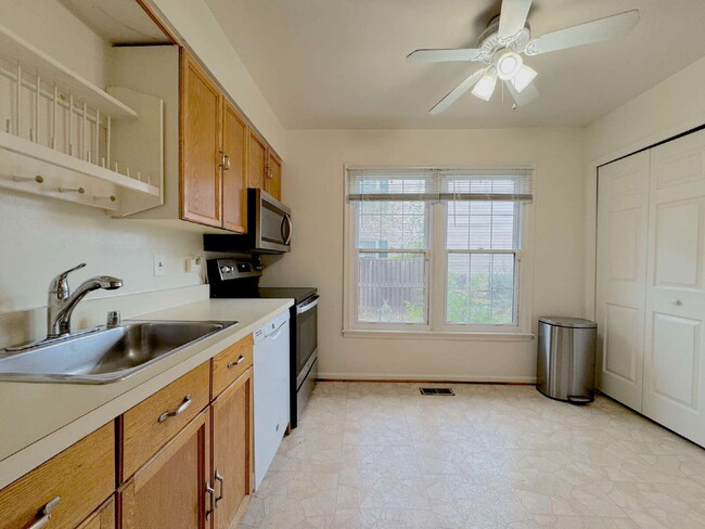 Building Photo - Inviting Townhome with Abundant Space & Co...