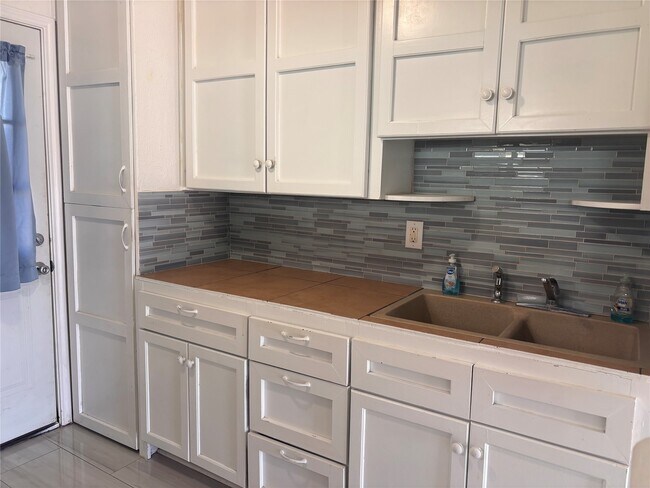 Building Photo - 1310 Harris Way