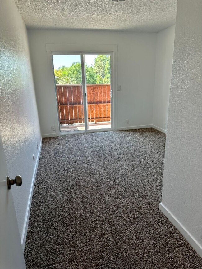 Building Photo - 835 Lakeside Dr