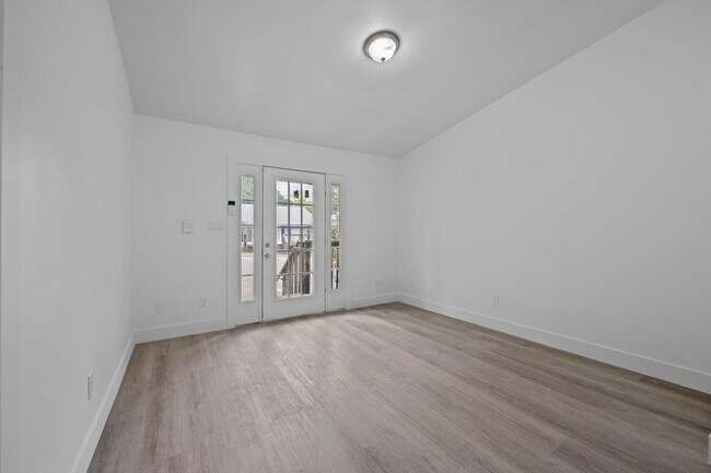 Building Photo - 2213 Magnolia Cir