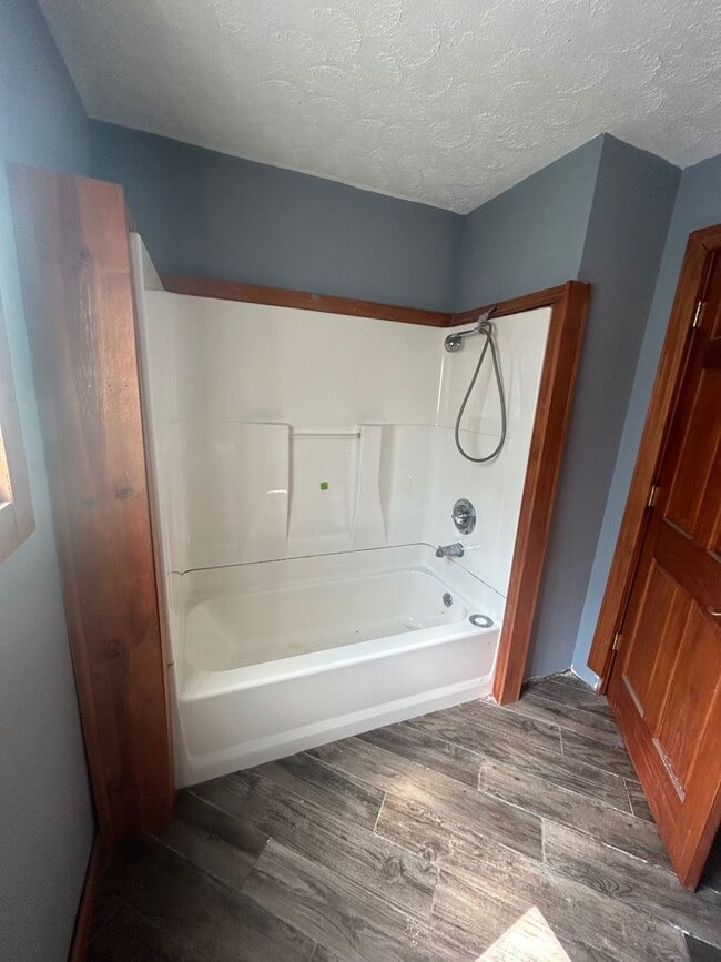 Building Photo - Spacious 3-Bedroom Single Family Home Available for Rent