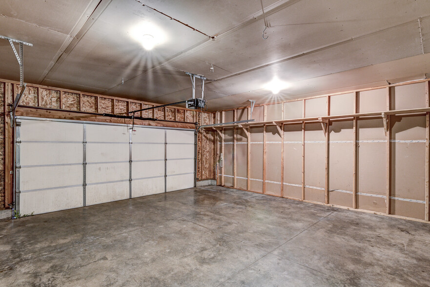 Building Photo - 15770 52nd Ave