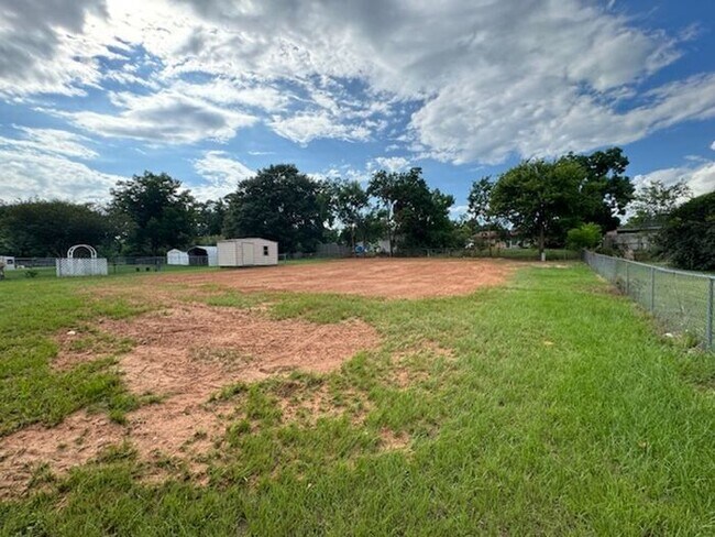 Building Photo - 4/2 in Daniel Pratt School District