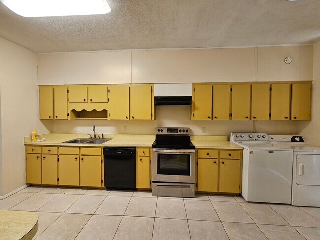 Building Photo - 6 Bedroom/3 Bath home in Black Acres