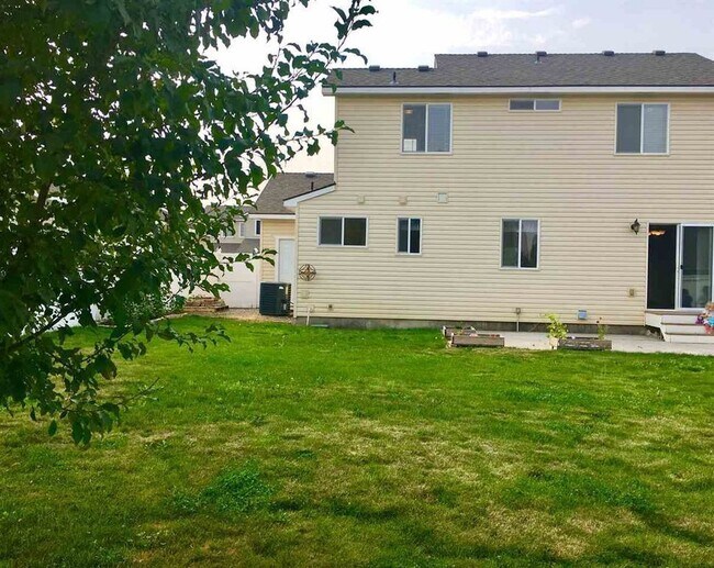 Building Photo - Beautiful 3 bedroom 2 1/2 bath home availa...