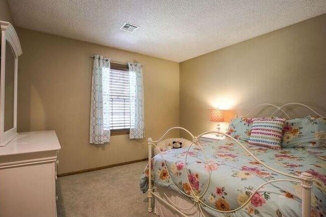 Building Photo - Beautiful 4 Bedroom in Blue Valley Schools