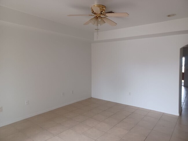 Building Photo - 3018 SE Santa Barbara Pl