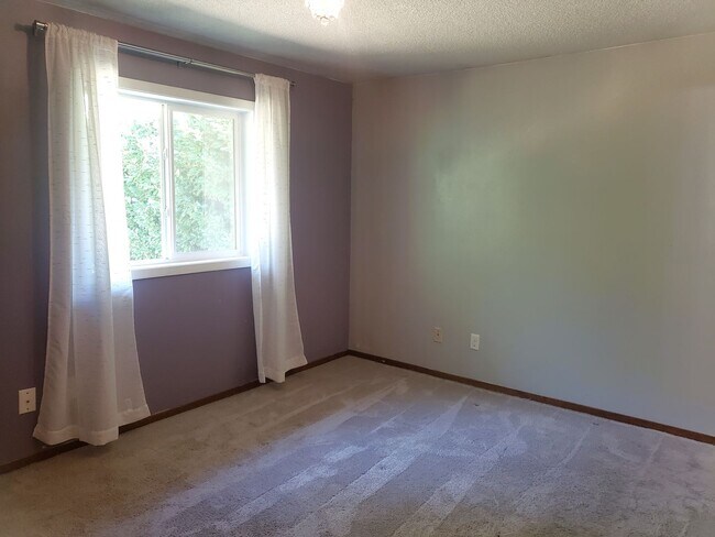 Building Photo - Charming Milwaukie House with Beautiful Ba...