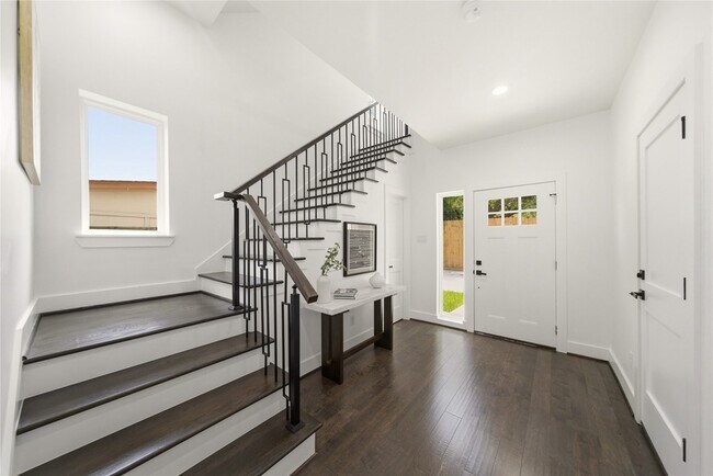 Building Photo - 5024 Winnetka St