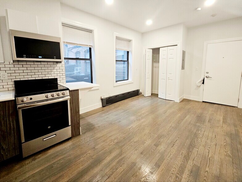 Building Photo - 22 Phillips St