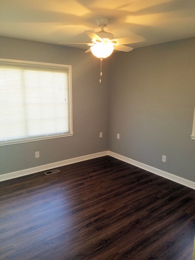 Building Photo - Great updated ranch in convenient location