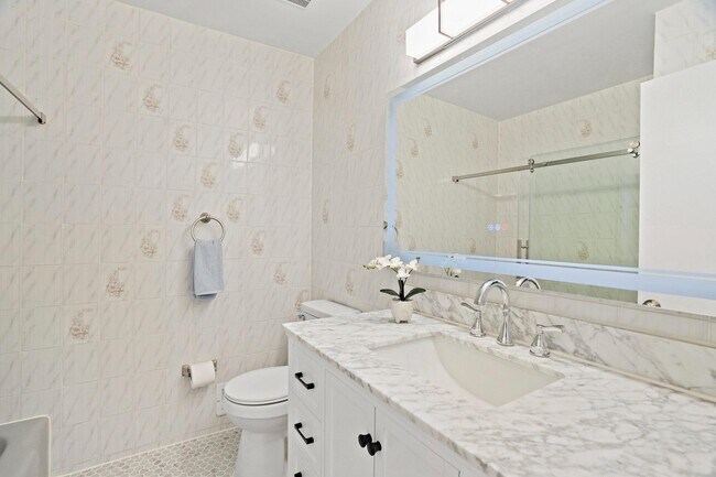 Building Photo - 6607 Lone Oak Dr