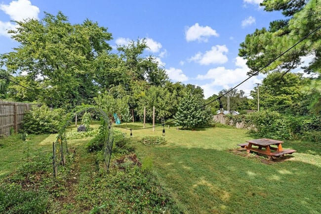 Building Photo - Adorable East Nashville Cottage w/ HUGE Fully-Fenced backyard!