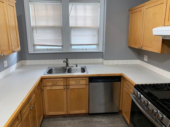 Building Photo - 1497-1499 Perry Street