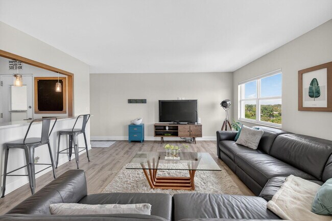 Building Photo - 2555 NE 11th St