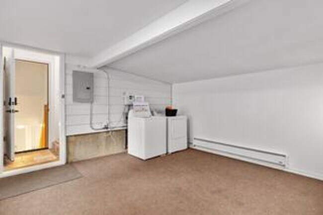 Building Photo - Elm Street Duplex