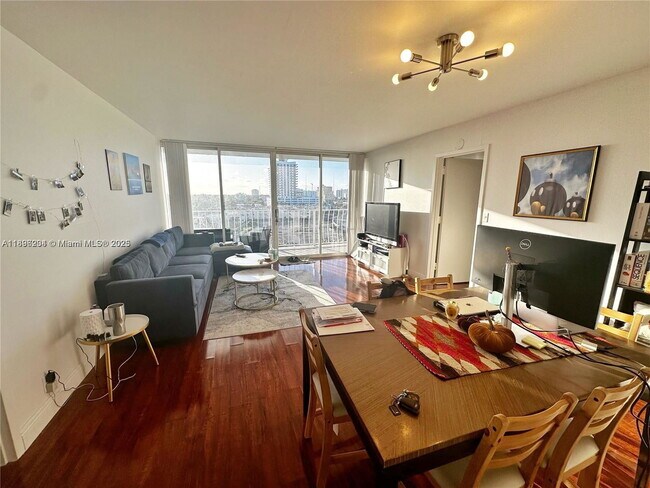 Building Photo - 7601 E Treasure Dr