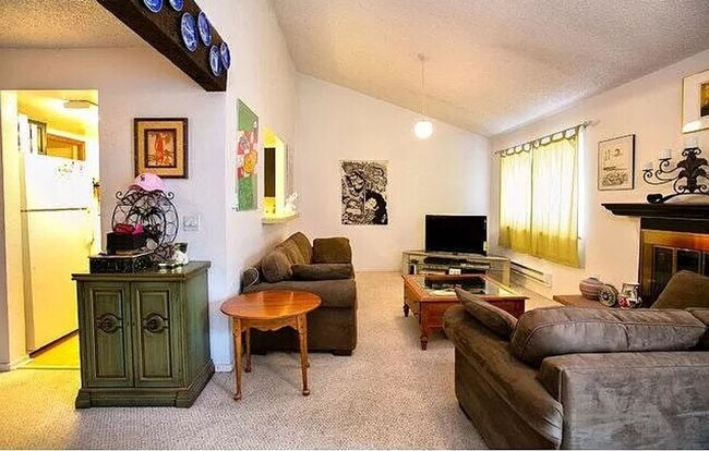 Building Photo - 4 Bed 2.5 Bath Boulder Townhome - Available August 10th