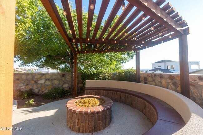 Building Photo - 7200 Kiowa Creek Dr