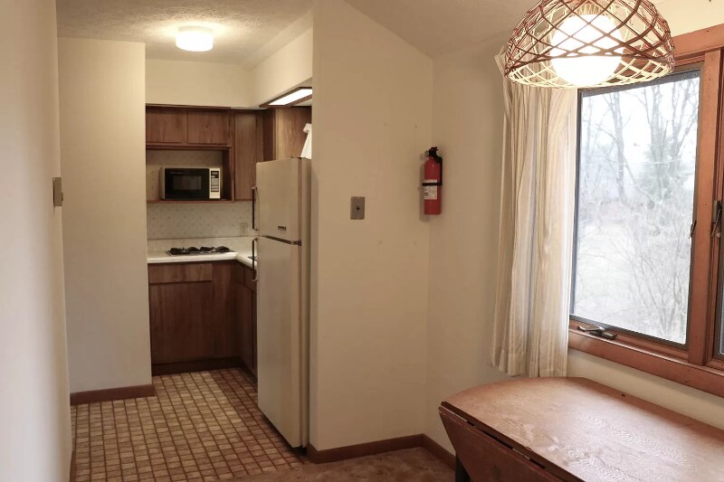 Building Photo - 425 N Hillsdale Dr