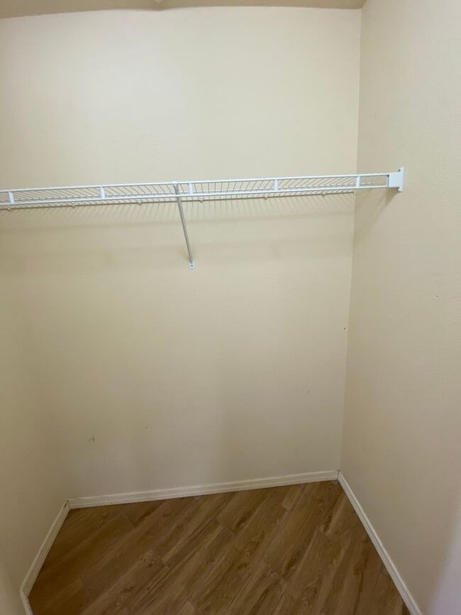 Building Photo - 3 bed 2.5 bath