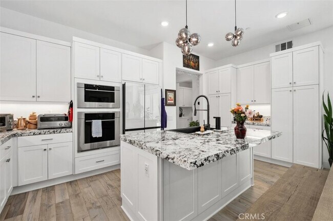 Building Photo - 124 Sculpture