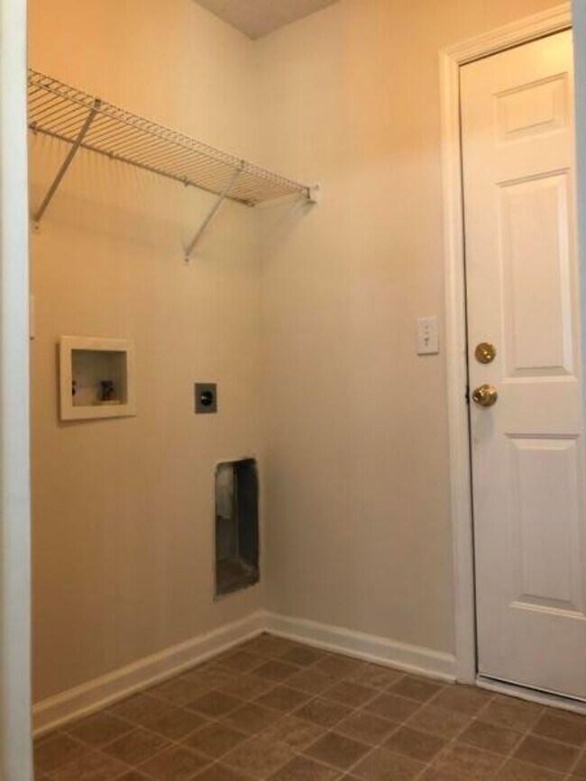 Building Photo - Available April 1st. 4 Bedroom 3 Full Bath Home