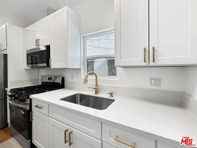 Building Photo - 5932 Willoughby Ave