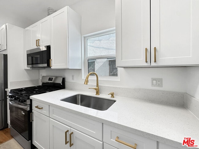 Building Photo - 5934 Willoughby Ave