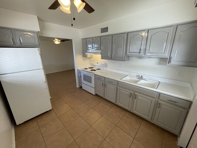 Building Photo - 1520 W 5th St