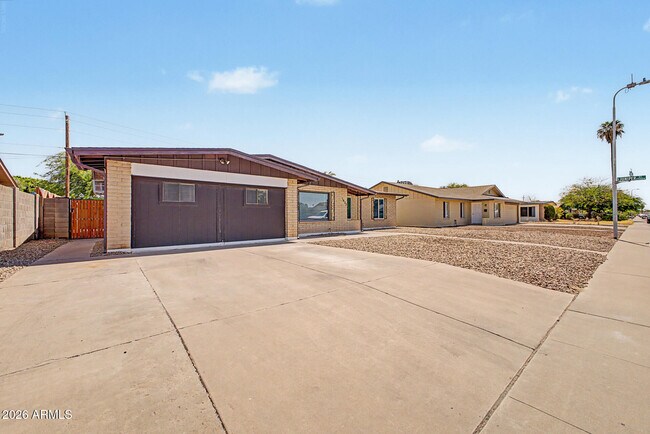 Building Photo - 1623 E Del Rio Dr