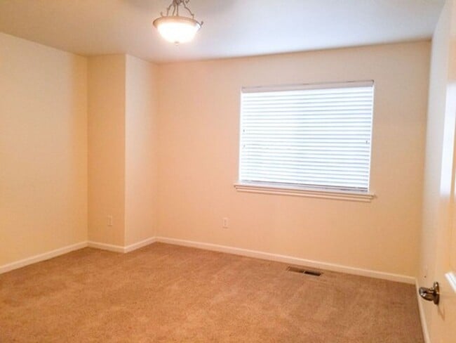 Building Photo - Clean 2 Bedroom. 2 bath apartment