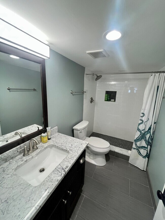 Building Photo - 3700 N Hermitage Ave