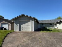 Building Photo - Updated 3 bedroom 1.5 bath duplex!