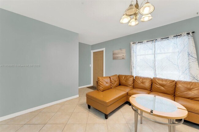 Building Photo - 820 SW 12th Ct