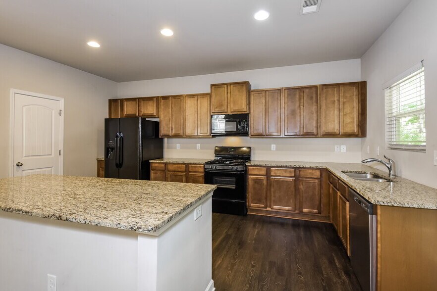 Building Photo - 618 Royal Crest Ct