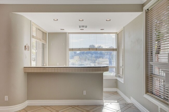 Building Photo - Guard-Gated Golf Course Living on the 14th Green!