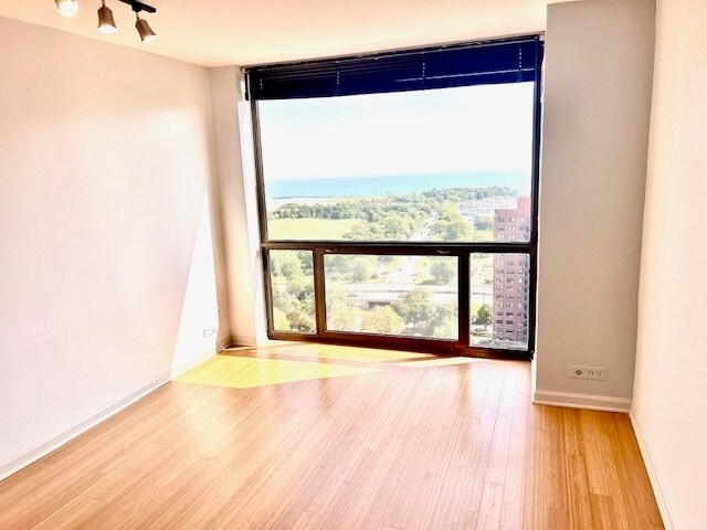 Building Photo - 4343 N Clarendon Ave