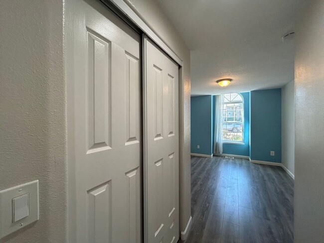 Building Photo - AVAILABLE NOW!! 3bd/2ba FANTASTIC Dead End Street - HUGE MASTER SUITE!