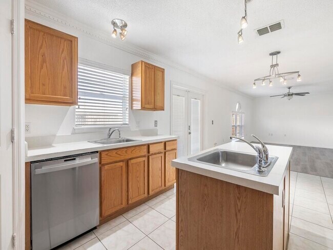 Building Photo - 981 SW McElroy Ave