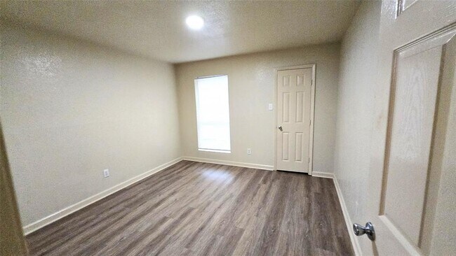 Building Photo - 8100 Creekbend Dr