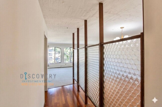 Building Photo - Spacious One Plus Bedroom Condominum off Broadway Terrace