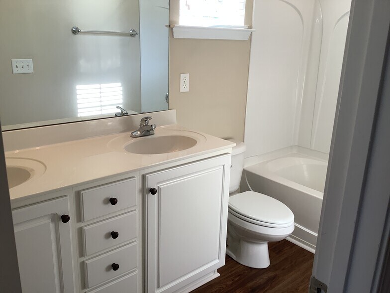 Building Photo - 111 Pin Oak Ct