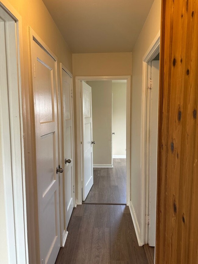 Building Photo - Charming 2 bed 1 bath house in a great nei...