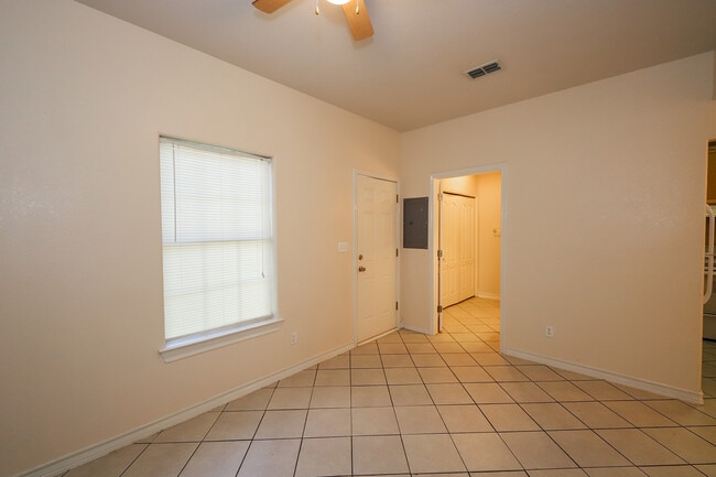 Building Photo - 1000 Ranchway Dr
