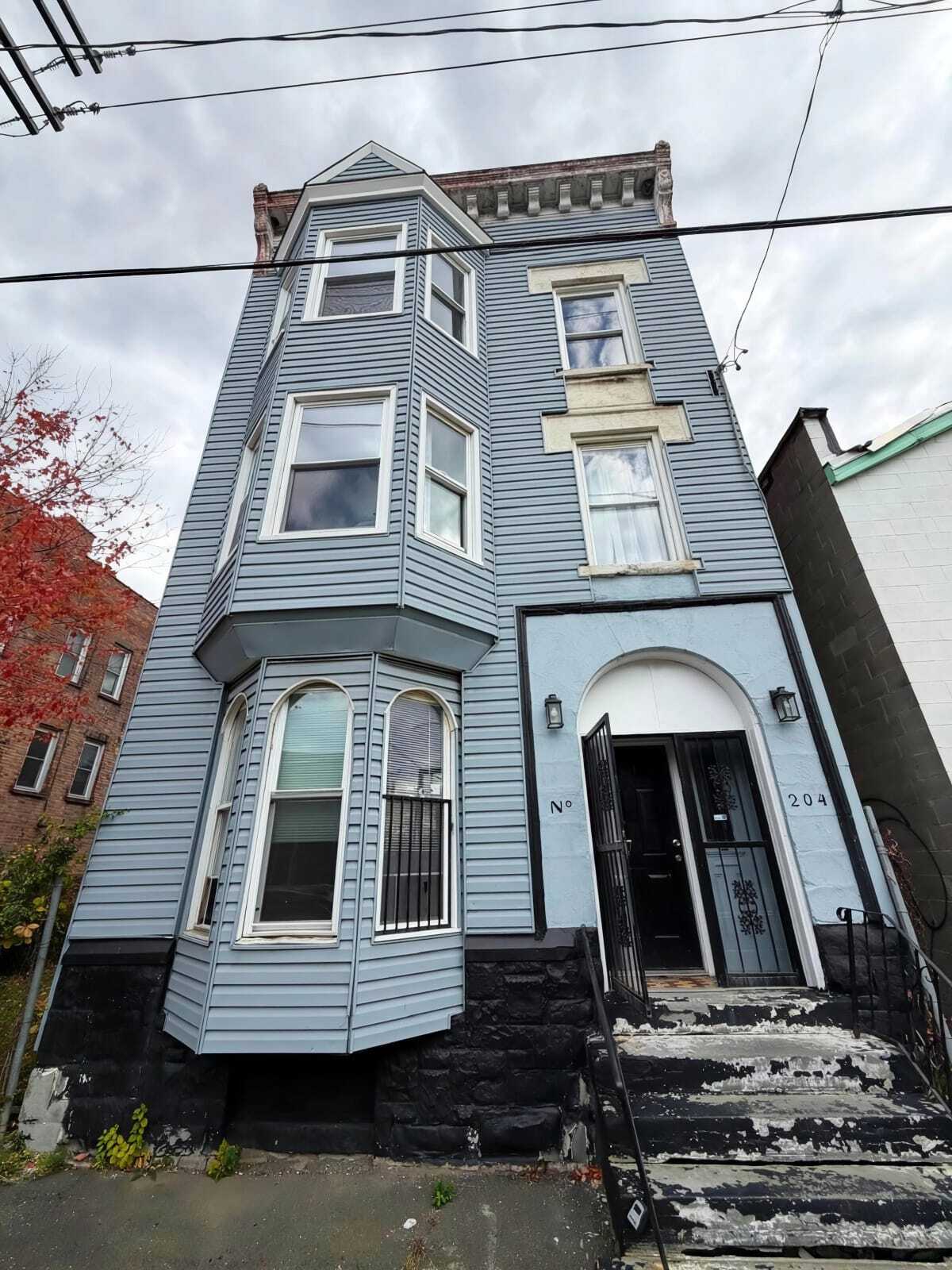 Building Photo - 204 1st St