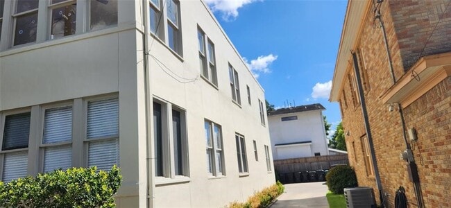 Building Photo - 2905 Albany St